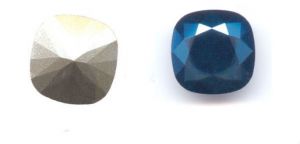 La bonne affaire
Cabocon SWAROVSKI® ELEMENTS 
12 mm (4470) crystal metallic blue (foiled)