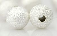 Perles boules Scintillantes Argentées 4mm 
taille du trou = 1 mm
X 8