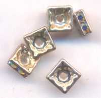 Intercalaires 6 x 6 mm strass
crystal ab et argent
taille du trou = 1.2 mm
X 4