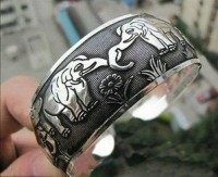 Bracelet argent du tibet 
 éléphants 
Diametre 6 cm et largeur 2.2 cm