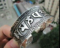 Bracelet  argent Tibet texte
Diametre 6 cm et largeur 2.2 cm